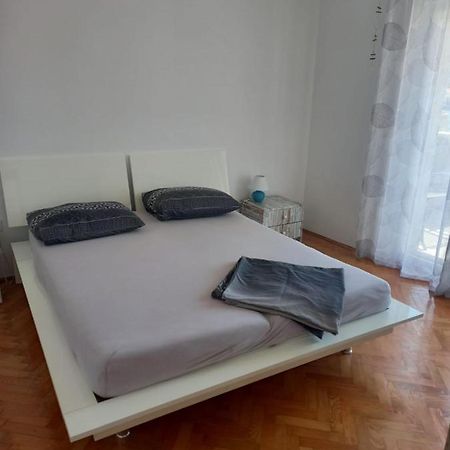 Apartman Rebeka Jezera Exterior photo