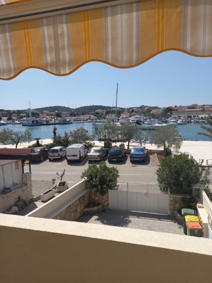Apartman Rebeka Jezera Exterior photo