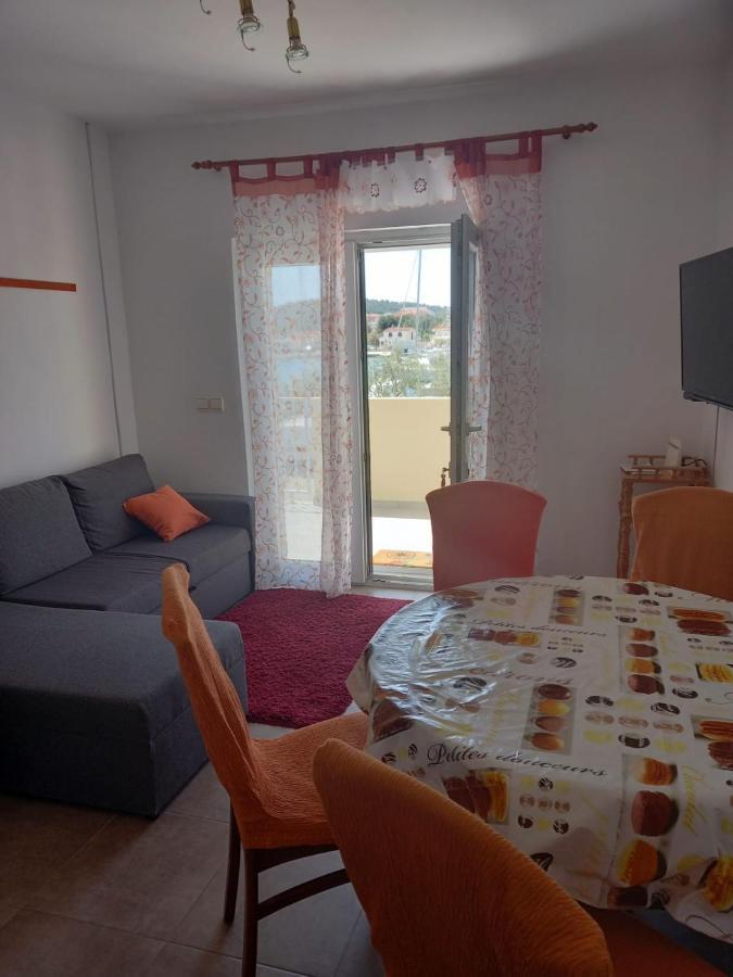 Apartman Rebeka Jezera Exterior photo