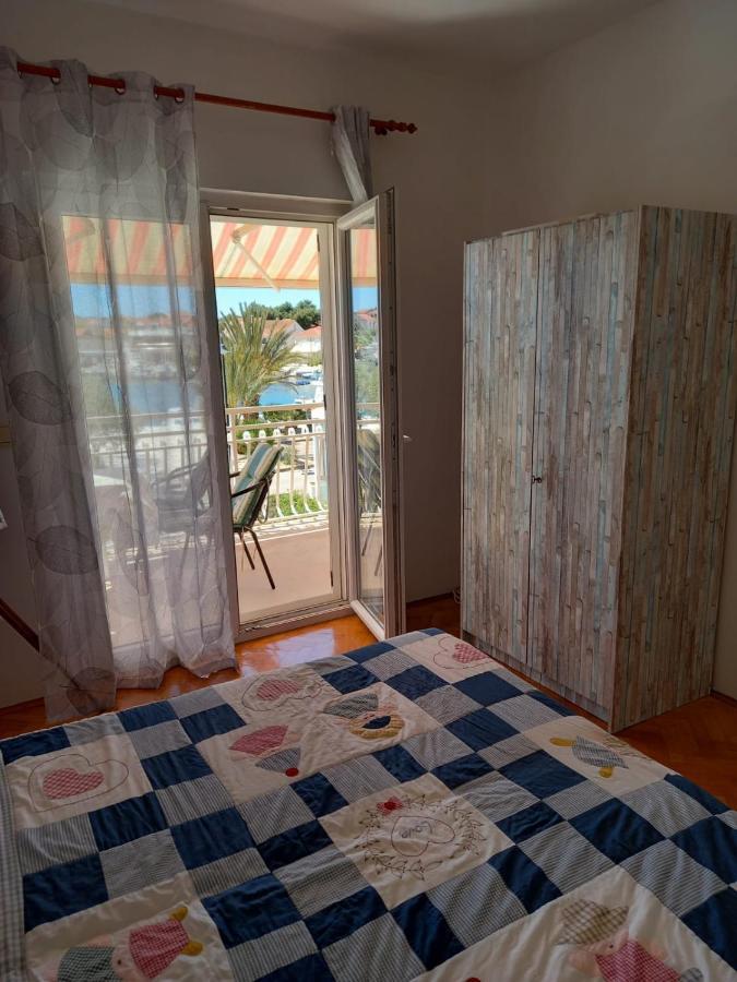 Apartman Rebeka Jezera Exterior photo