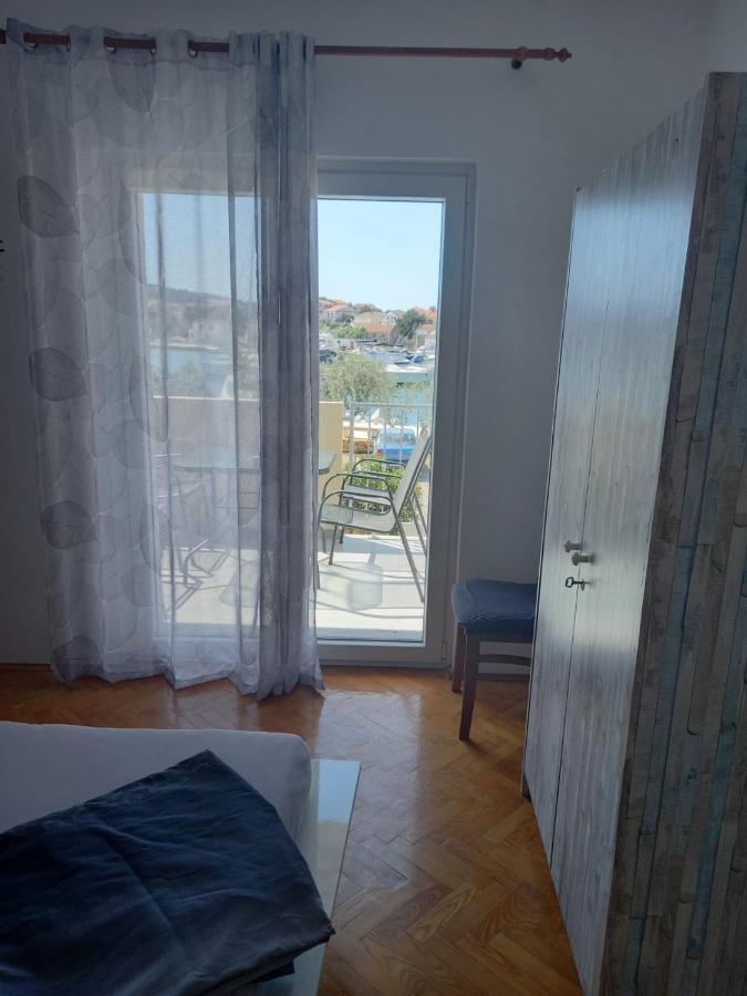 Apartman Rebeka Jezera Exterior photo